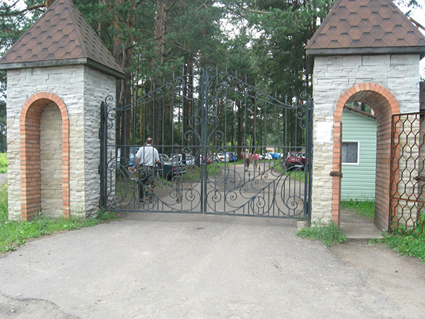 Санаторий Голубые озера,Ворота на территории санатория