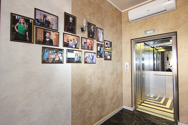 Отель Монарх,Лифт