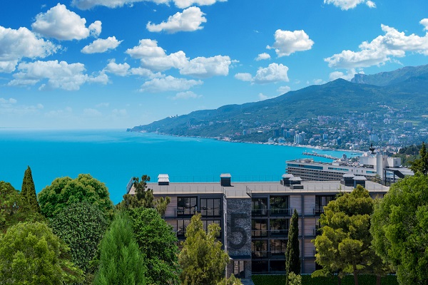 Отель Green park Yalta-Intourist,Внешний вид корпуса Green Park и вид на Ялту