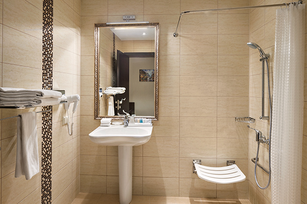 Отель Ramada Ванная в номере для инвалидов