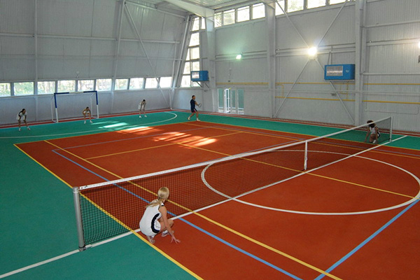 Теннисный корт в спорткомплексе