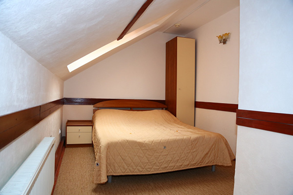 Четырехкомнатный -пятикомнатный четырехместный номер в двух уровнях «Дуплекс» спальня