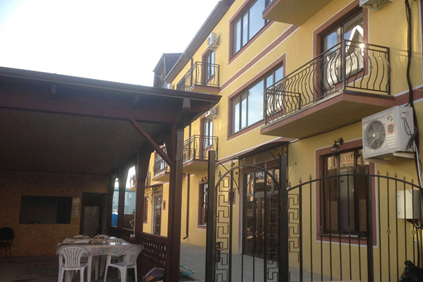 Отель Черноморочка,Общий вид с двориком