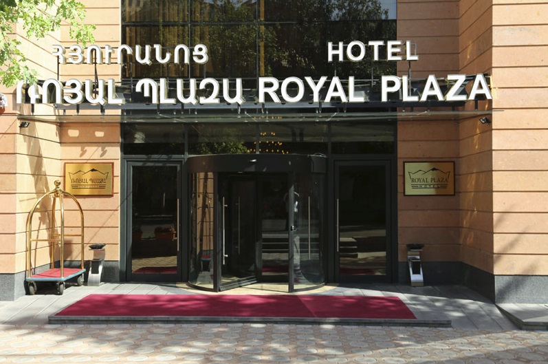 Отель Royal Plaza фасад