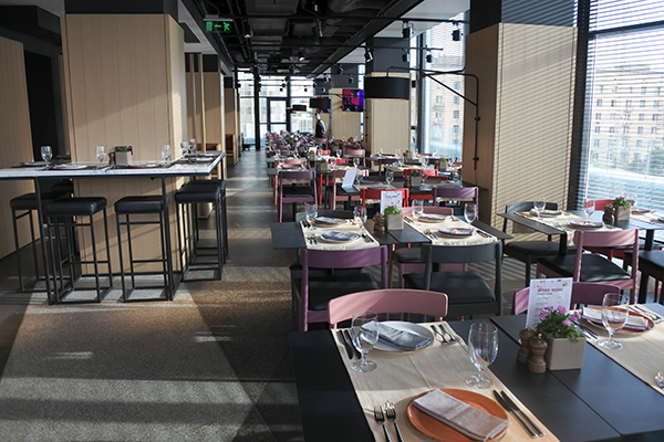 Отель Азимут Смоленская Ресторан 4 этаж_зал со столиками