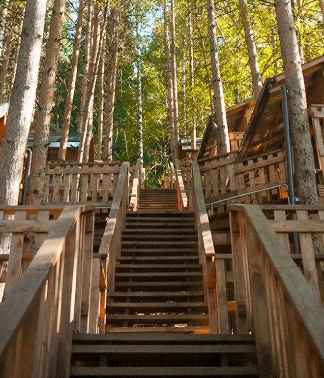 Отель Lesnaya Skazka,деревня на дерревьях