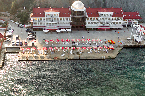 Гостиничный комплекс Белый грифон,Вид сверху на пляж и главный корпус
