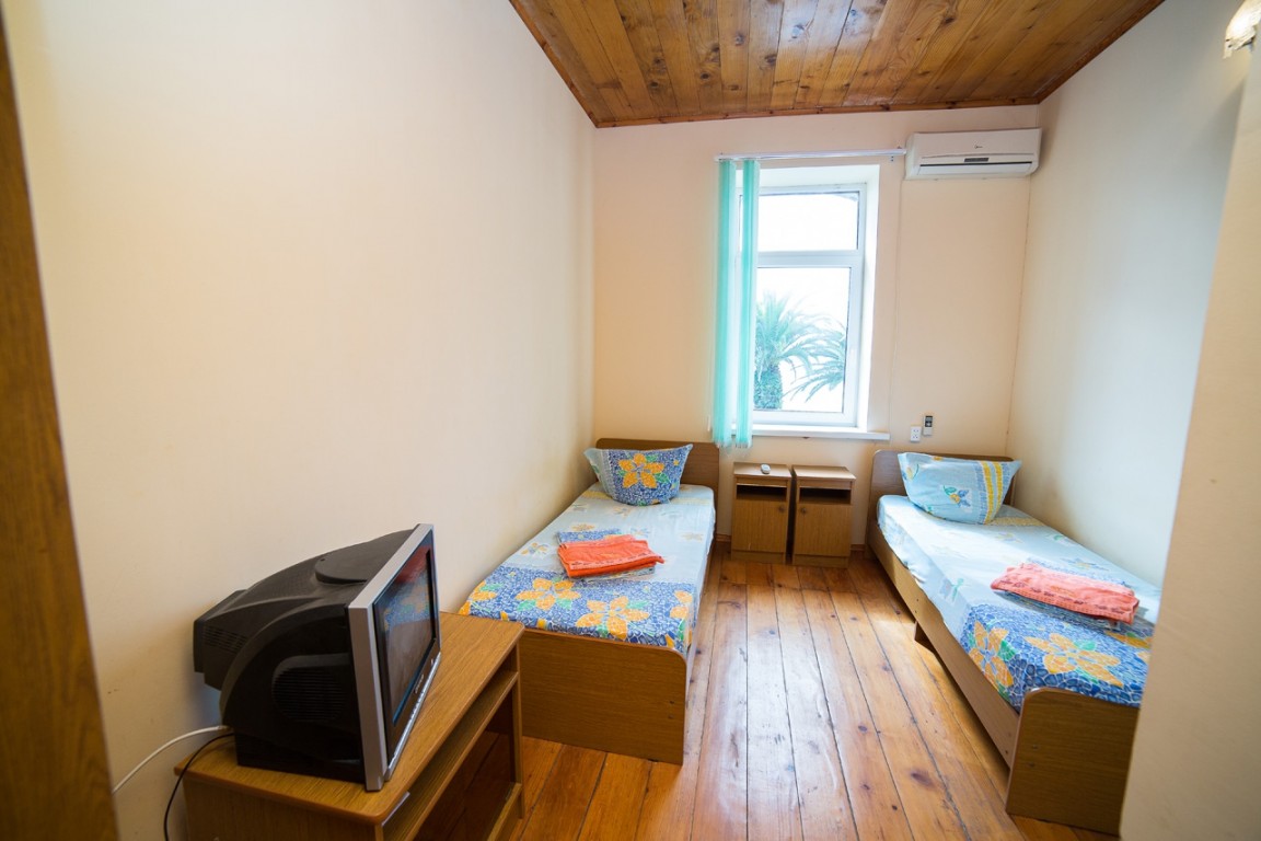 Гостиница Абхазия  2-местный 1-комнатный номер без удобств