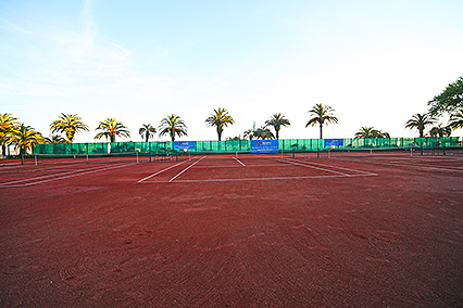 Тенисный корт в городском парке