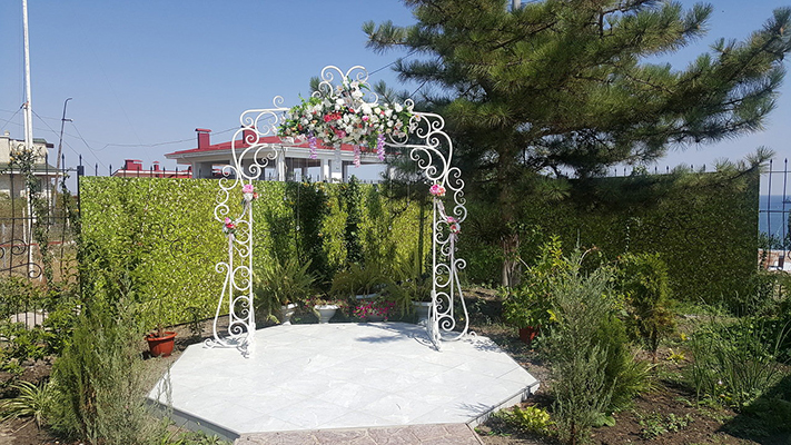 Свадебная арка на летней террасе 