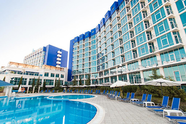 Гостиничный комплекс Аквамарин Резорт и СПА (Aquamarine Resort & SPA),Общий вид с бассейном
