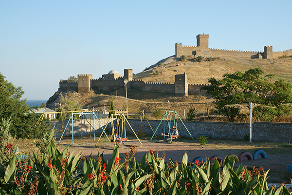 Вид на Генуэзскую крепость с территории ТОК