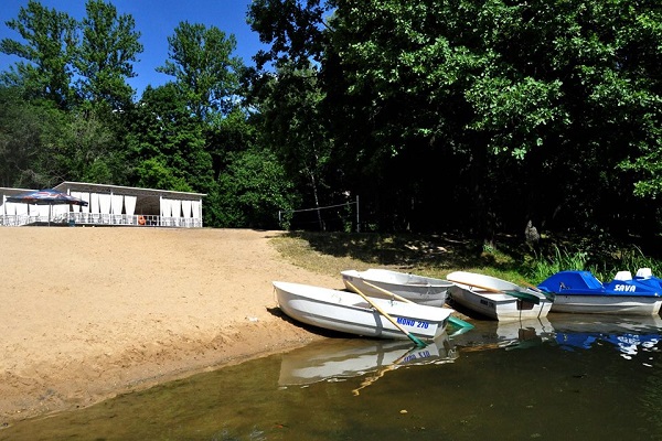 Песчаный пляж у воды