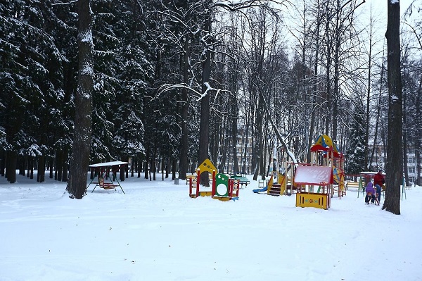 Зимой на детской площадке
