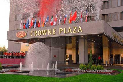 Гостиница Crowne Plaza ,Вход в гостиницу