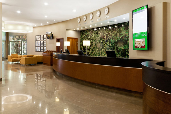 Гостиница Holiday Inn Лесная,стойка регистрации